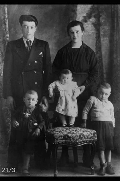 Andrea Pellegrini con la moglie Maria Bugada e 3 dei 5 figli. Posa in studio a figura intera frontale.