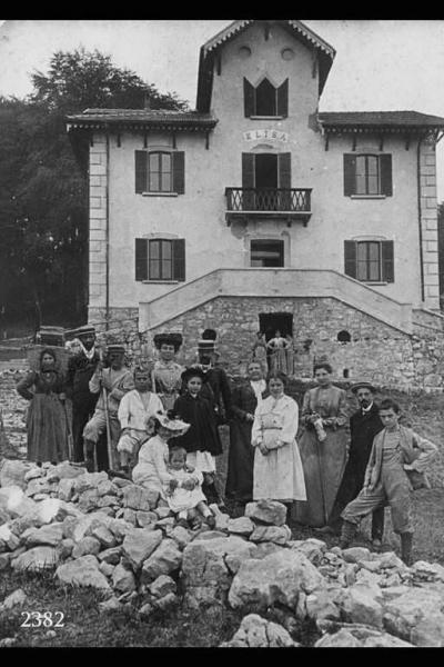 Maria Maconi, la 1° con la gerla, trasportava generi alimentari da Costa. Edificio sullo sfondo con scritta:"ELISA".