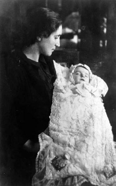 Angela Mazzoleni col figlio Gianantonio, morto di  polmonite.