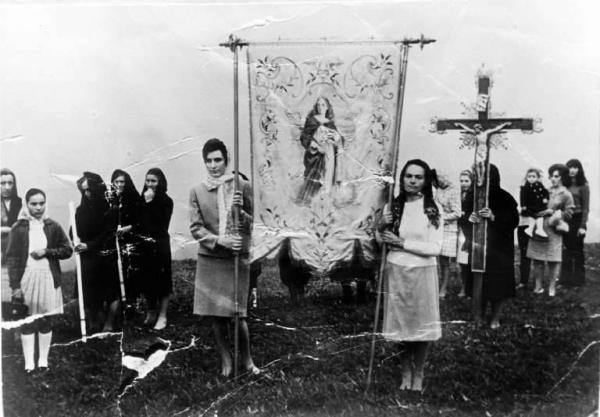 Fuipiano. Processione per la festa della Madonna. Adriana e Maria Invernizzi sostengono lo stendardo.