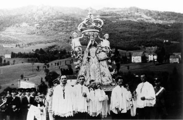 Festa della Madonna di Fuipiano. Testa della processione con statua della Madonna.