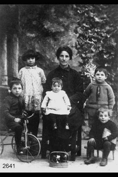 Maria Rodeschini con cinque figli.  Un bambino sul triciclo e  uno con un libro.