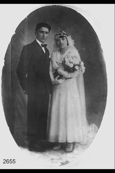 Giuseppe Salvi e la moglie Maria Lombrici. Posa in studio a figura intera. Coppia in abito da cerimonia.