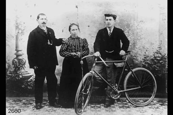 Ritratto di Carlo Rota con la moglie Teresa Rodeschini e il figlio Giovanni con la bicicletta.