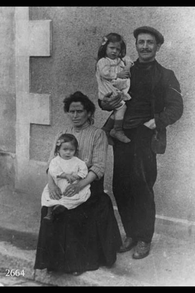 Giovanni Rota, la moglie Maria Vitari, le  figlie  Maddalena e Teresa. - Posa in esterno.