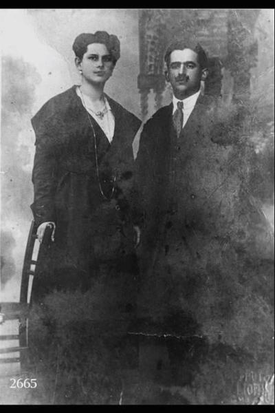 Ilarione Locatelli con la prima moglie Ester - Locatelli. - Posa a figura intera in studio.