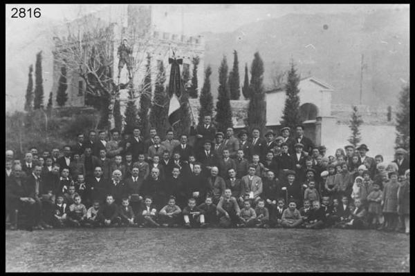 Ritratto di gruppo dei membri dell' "Associazione Uomini d'Azione cattolica".