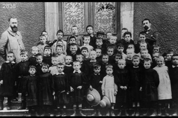 Ritratto di gruppo. Scuola elementare di Villerupt. In ultima fila, ultimo a destra e seminascosto, Giovanni Pellegrinelli.