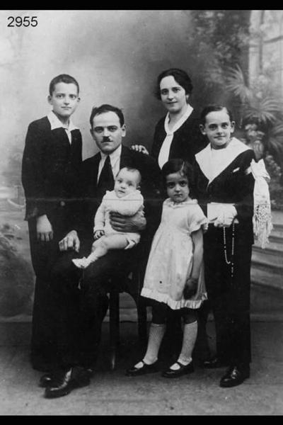 Battista Rodeschini con la moglie Emma Locarini e 4 figli. Ripresa frontale in studio a figura intera.