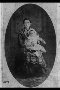 Ritratto di Caterina Manzoni con bambino piccolo in braccio.