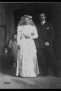 Francesco Zappa e Palmina Manzoni. Coppia di sposi in abito da cerimonia all'uscita della chiesa.