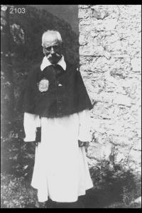 Ritratto del confratello Stanislao Acerno. Uomo anziano in posa indossa l'abito di una confraternita religiosa.