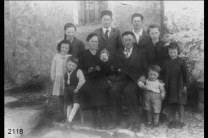 Camillo Pellegrini con la moglie Lucia Salvi e i 9 figli.  Posa in esterno.