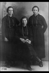 Lucia Salvi, la cugina Maria Salvi, e Giuseppina Pellegrini.