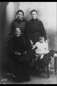 Carola Salvi, le figlie Giuseppina e Casilda, con la nipotina Lucia.