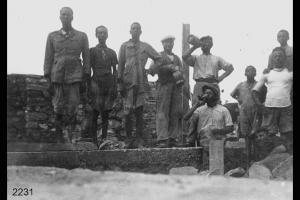 Lavoratori etiopi e italiani lungo una massicciata in costruzione, con fiaschi di vino. Il 4° da sinistra è  Mario Salvi, di Lovere.