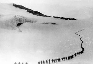 Aldo Maconi con altri militari. Panoramica di un nevaio.