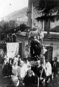 Festa di S. Rocco protettore contro la peste. Processione con la statua del santo.