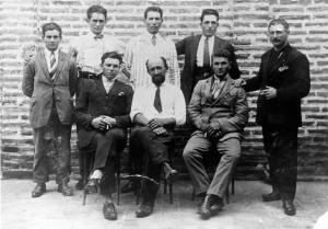 Ritratto di gruppo. Emigranti in Argentina. Pasquale Canella, Carlo Gritti e Carlo Bugada all'esterno del bar di Pasquale Canella.