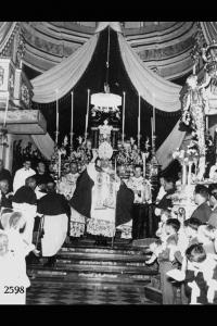 Cresime alla presenza del vescovo di Bergamo. A sinistra, che guarda in alto, don Luigi Brumana. 1953-55.  Un momento della cerimonia dentro la chiesa.