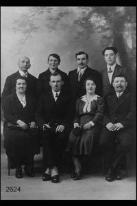 Nozze di Caterina Locatelli con un francese.  Seduti, il primo a sinistra e l'ultimo, sono i genitori della sposa. I  due personaggi dietro gli sposi sono fratelli della madre.