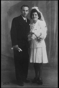 Jolanda Locatelli con il marito francese.  La sposa è in abito bianco da cerimonia.