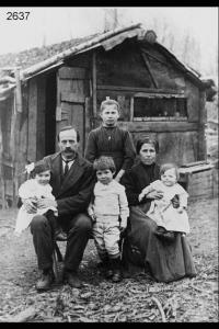 Gaspare Locatelli, da Locatello in provincia di Bergamo, con la moglie Candida, di Corna, e  quattro figli in posa davanti a baracca in legno.