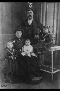 Luigi Lombrici con la moglie Maria Rota e  tre  figli: Mary, Emilio, Erminia.
