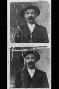 Fototessera di Antonio Indalizio - Due stampe dallo stesso negativo montate in verticale su cartoncino. Ritratto maschile