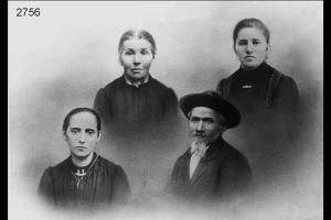 Composizione fotografica con i busti di Giovanni Locatelli e la moglie Bartolomea Maria Gritti. In basso a sinistra Martina Pizzagalli, in alto a destra Maria Gritti, prima e seconda moglie del figlio Giuseppe.