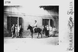 A cavallo della muletta Nina, il medico condotto Enrico Quarenghi; a destra la moglie Emma Locatelli con il figlio  Aldo. L'altro  figlio Mario è in braccio a Caterina Cassinelli.