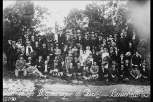 Ritratto di gruppo. Scampagnata annuale dei soci della bocciofila bergamasca di Parigi. In  ultima fila, con il berretto chiaro, Carlo Locatelli detto "Simun" con la moglie.