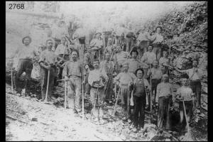 Gruppo di minatori con picconi e attrezzi di lavoro.