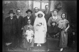Ritratto di gruppo. A destra seduta Aurelia Locarini Pellegrinelli. Alle spalle i figli Edoardo e Rita. Il terzo da sinistra è suo fratello. Al centro bambina in abito da prima comunione.