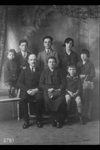 Ritratto di Antonio Invernizzi e Ines Paglia con 6 dei suoi 7 figli.