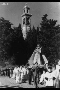 Processione per la Festa della Madonna del Rosario. La statua della Madonna.