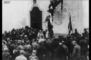 Inaugurazione della lapide ai Caduti. Il parroco don  Francesco Mazzoleni.