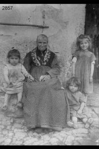 Orsola Paglia con le cugine e la nonna paterna.