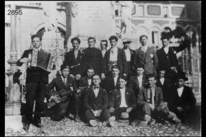 Ritratto di gruppo in occasione della visita di leva ad Almenno. Con la fisarmonica, Sibella. In basso: con il papillon Cenisio Angiolini, Luigi  Pelaratti, Gioacchino Macchiolini.