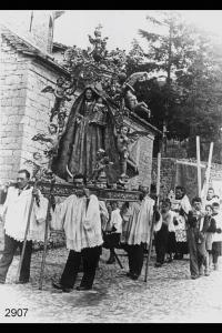 Festa della Madonna del Rosario. Istantanea in esterno  processione con statua della madonna.