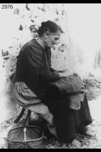 Caterina Pellegrini (con caagnol e zoccoline,seduta sul "scagn" per la mungitura)." Istantanea in esterno.
