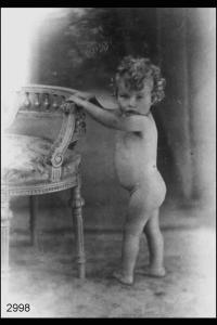 Bimbo nudo: Giovanni Rota (morirà a 6 anni). Ripresa  in studio a figura intera.