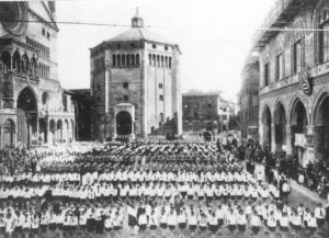 Fascismo - adunate - Cremona - Piazza del Duomo - Leva fascista della gioventù