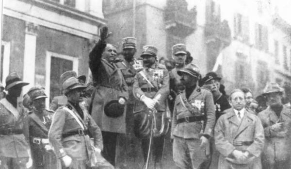 Fascismo - adunate - Cremona - Adunata - Saluto del Duce agli astanti