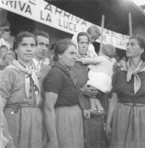 Fascismo - condizione femminile - Cremona - Via Brescia - Azienda Agricola Bianchini (ora abbattuta) - Gruppo di Massaie rurali