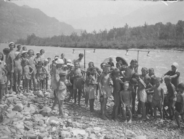 Cogno - Colonia elioterapica - Bambini alle docce sulla riva del fiume Oglio