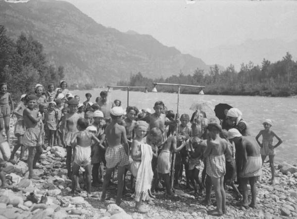 Cogno - Colonia elioterapica - Bambini alle docce sulla riva del fiume Oglio