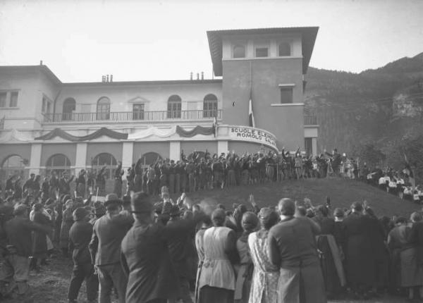 Angolo Terme - Scuola elementare Romolo Galassi - Inaugurazione / Fascismo - Il Duce saluta la folla