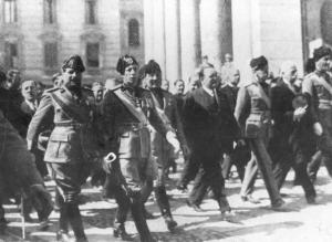 Fascismo - cerimonie - Cremona - Visita alla città - Augusto Turati con gli ufficiali fascisti
