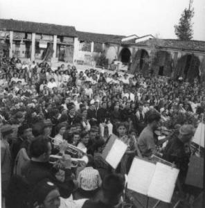 Fascismo - cerimonie - Cremona - Via Brescia - Azienda Agricola Bianchini (ora abbattuta) - Concerto sull'aia
